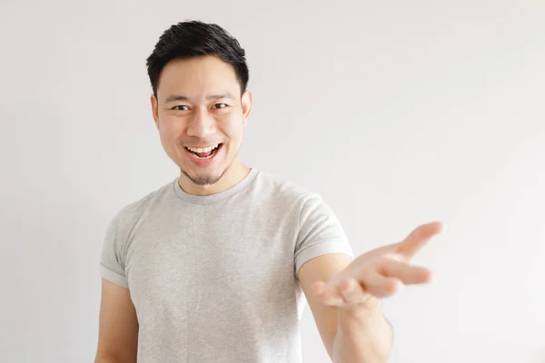 Man feels excited. The man wears grey t-shirt on grey background. — Stock Photo, Image