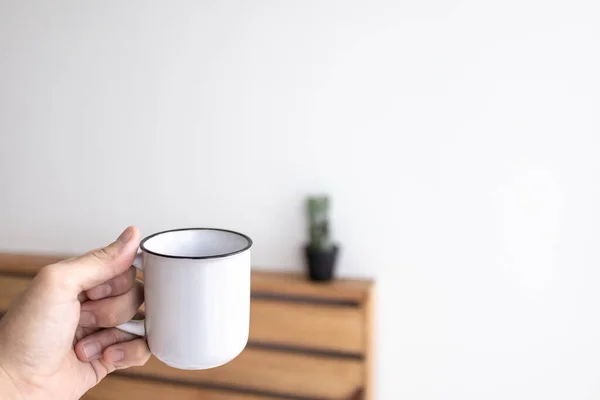 Taza pequeña blanca de café en una habitación acogedora blanca. — Foto de Stock