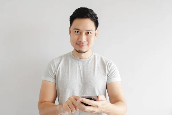 El hombre se siente feliz con la aplicación en el teléfono inteligente. — Foto de Stock