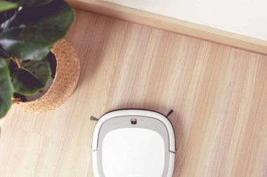 Elektrikli süpürge robotu otomatik temizlik yapıyor..