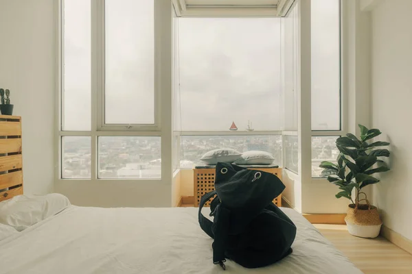 Preparando una mochila negra para un viaje. — Foto de Stock