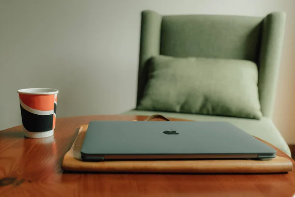 종이컵과 노트북을 탁자 위에 올려 놓으세요. 직장에 대한 개념. — 스톡 사진