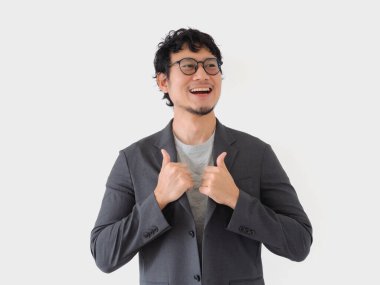 Takım elbiseli bir adam onay veriyor. Gülümsüyor ve mutlu.