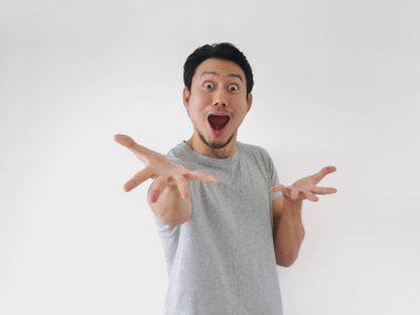 Yüzünde kocaman bir gülümseme olan adam ellerini havaya kaldırıyor. Heyecanlı ya da mutlu gibi görünüyor.