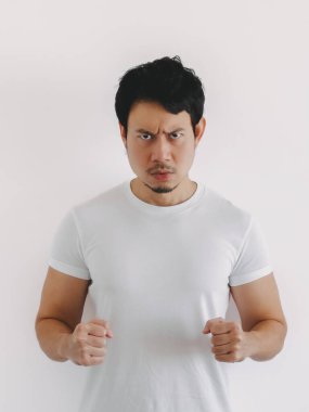 Beyaz tişörtlü Taylandlı erkek, daracık yumruklu, kısa siyah saçlı, yoğun görünüşlü, Asyalı kökenli.