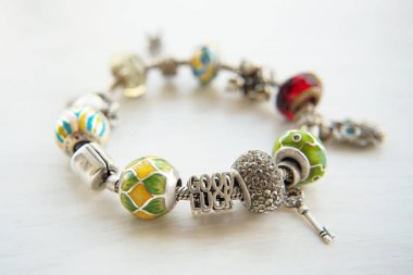 Birçok aksesuar, şans, para, bir baykuş Bileklik