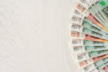 Faturaları bir ve beş bin ruble fan ve metin için yer bir sürü