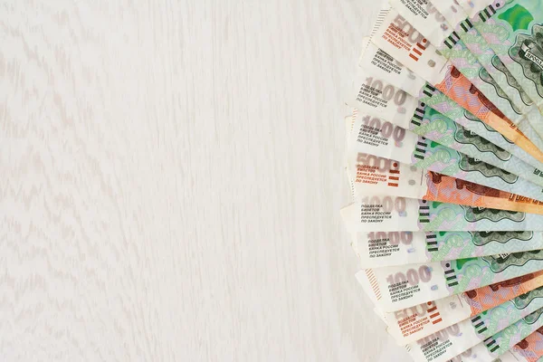 Faturaları bir ve beş bin ruble fan ve metin için yer bir sürü