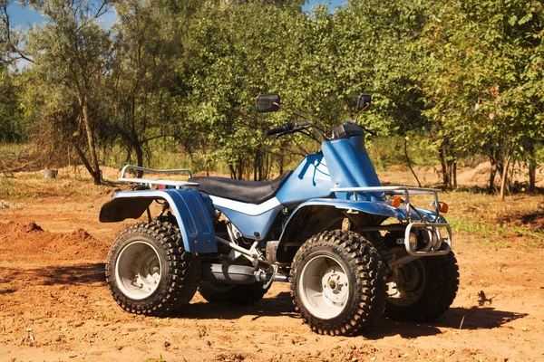 Quad bleu sur le sable sur la route, safari — Photo