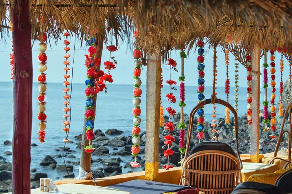 Солом'яним дахом кафе з азіатських і Гавайська квітка вінки. З видом на море — стокове фото