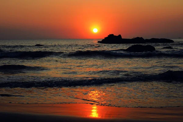 Puesta de sol en el mar, con las olas. India, Goa — Foto de Stock