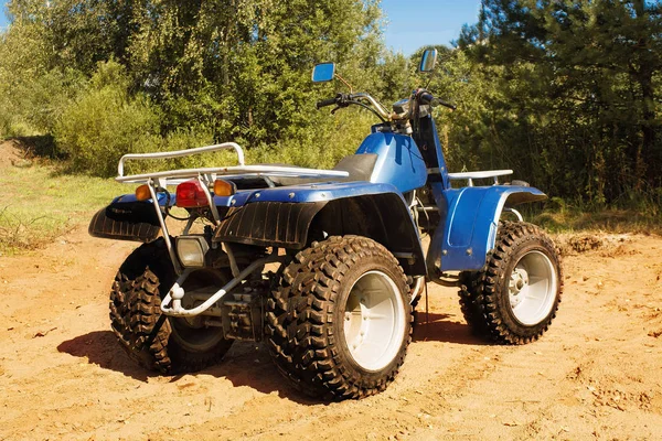 Quadrilátero azul na areia na estrada, safari — Fotografia de Stock