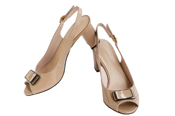Beige vrouwelijke schoenen met open teen en boog, geïsoleerd — Stockfoto