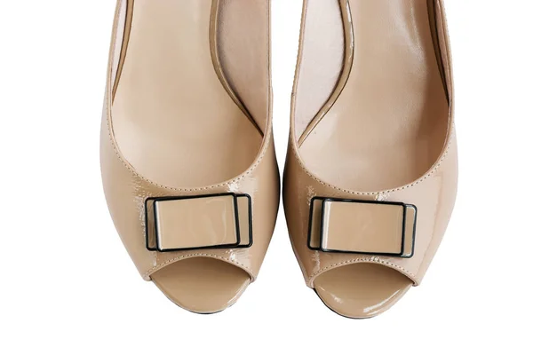 Sapatos femininos bege com dedo do pé aberto e arco, isolado — Fotografia de Stock