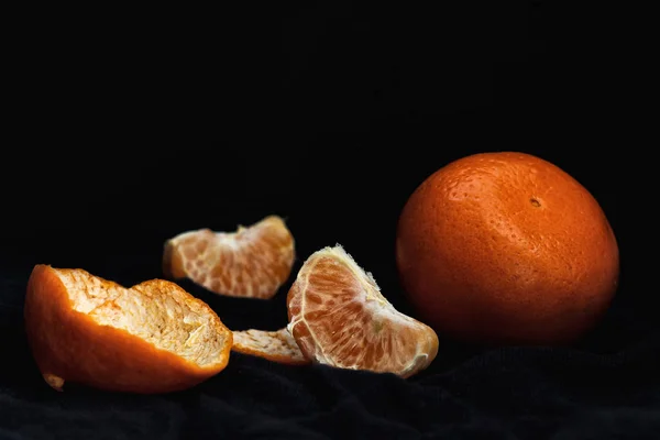 Arancio sbucciato con fette e buccia, luce mistica — Foto Stock