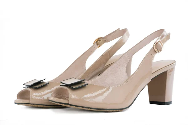 Zapatos femeninos beige con puntera abierta y lazo, aislados — Foto de Stock