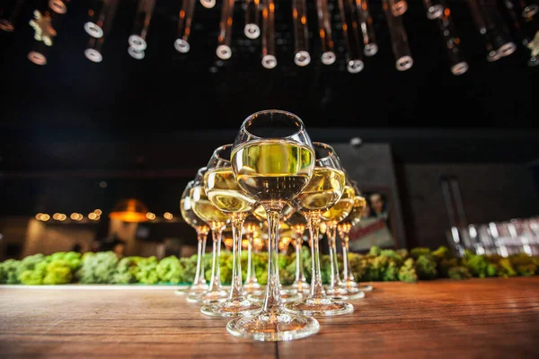 Sklenice Víno Šampaňským Hnědém Dřevěném Stole Krásné Restauraci Kreativním Interiérem — Stock fotografie