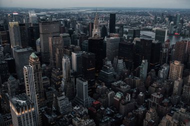 Günün sonunda, büyük ofis binaları, gökdelenleri ve nehir boyunca köprüleri olan büyük bir şehir. Geceye kadar New York sokakları