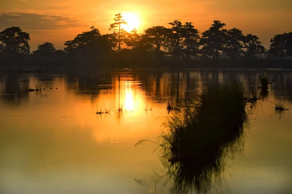 Gölde gün batımı