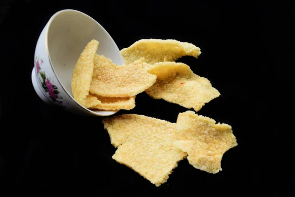 Gendar goreng, Endonezya 'dan geleneksel yemekler. Kızarmış gendar genellikle aperatifler için kullanılır. Kızarmış gendar veya gendar goreng boş bir siyah arka planda bir plaka üzerinde