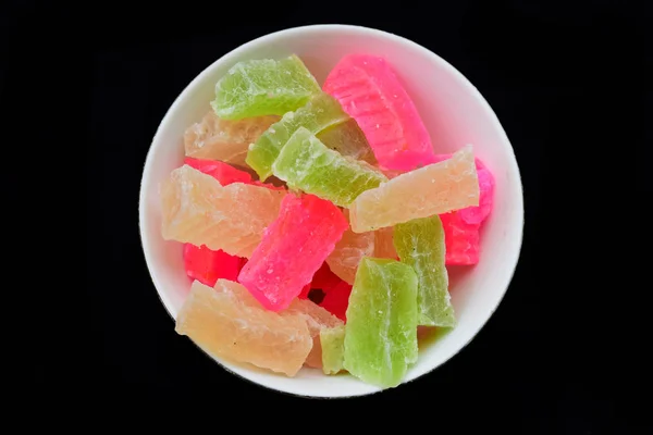 来自印度尼西亚的糖果果冻 马尼桑琼脂 有红色 绿色和黄色的变化 非常美味和甜 黑色背景为空白 — 图库照片