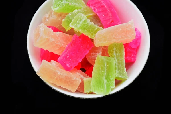 Kırmızı, yeşil ve sarı varyasyonları ile Endonezya 'dan candied jöle (Manisan agar-agar). çok lezzetli ve tatlı. boş siyah arka plan ile