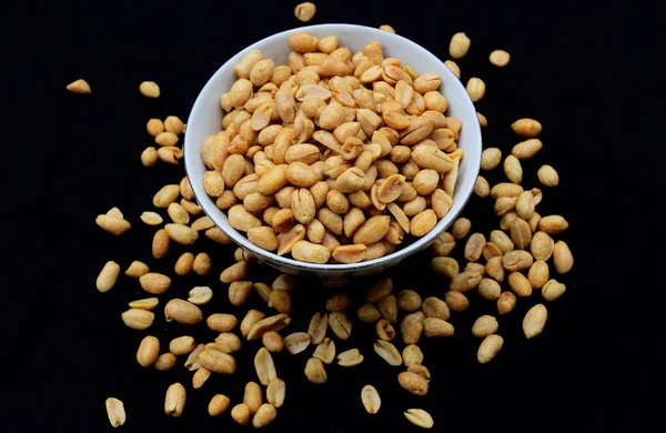 Cacahuetes Fritos Salados Plato Con Fondo Negro Blanco — Foto de Stock