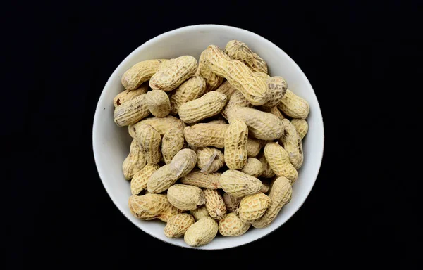 Cacahuetes Plato Con Fondo Negro Blanco — Foto de Stock