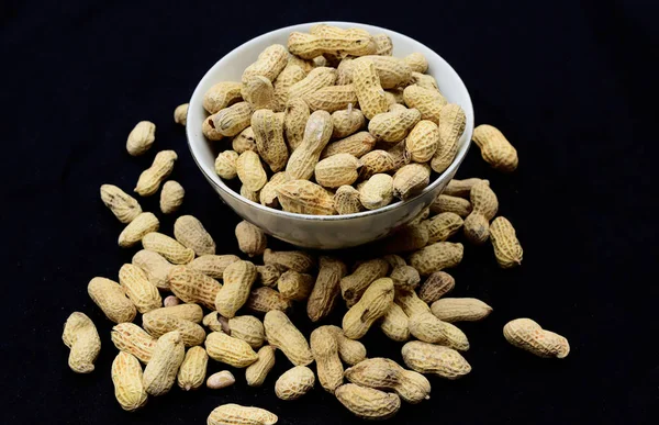 Cacahuetes Plato Con Fondo Negro Blanco — Foto de Stock