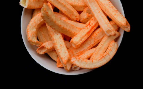 Endonezya tatlı ve lezzetli tuzlu atıştırmalıklar, bu gıdalar genellikle atıştırmalıklar için servis edilir. boş bir siyah arka plan ile bir plaka üzerinde snack