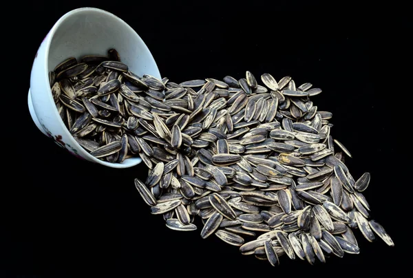 Ayçiçeği tohumları, boş siyah arka plan ile Ayçiçeği tohumları işlenmiş gıdalar