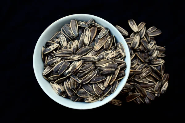 Ayçiçeği tohumları, boş siyah arka plan ile Ayçiçeği tohumları işlenmiş gıdalar