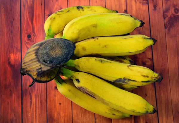 Bananas Bananas Frescas Bananas Amarelas Maduras Com Fundo Madeira — Fotografia de Stock