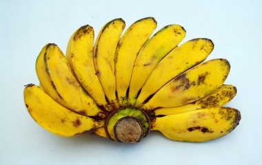 Muz, beyaz arka planda olgun muzlar, olgun sarı muzlar.