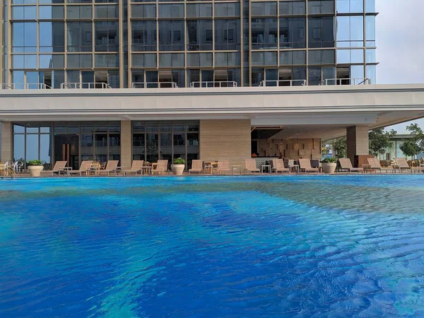 Otelde yüzme havuzu - Lüks binada temiz havuz