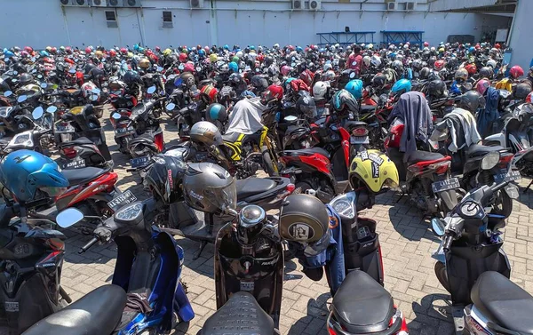 Semarang, Endonezya 21 Ağustos 2020: Motosiklet parkı, motosiklet parkı