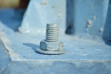 Sürgülü somun direğe sabitlendi.