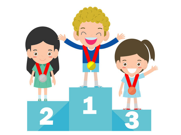Дети с медалями за победу стоят на спортивном пьедестале, дети-призеры стоят на пьедестале почета
