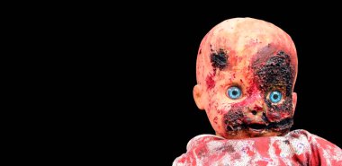 Korkunç kanlı bebek Cadılar Bayramı konsepti, çocuklara yakın gizemli bebek, siyah arka planda izole edilmiş korkunç bebek yüzü..