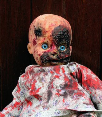 Korkunç kanlı bebek Cadılar Bayramı konsepti, çocuklara yakın gizemli bebek, siyah arka planda izole edilmiş korkunç bebek yüzü..