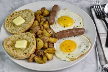 İki sahanda yumurta ve maydanozlu kahvaltı ve patates kızartması.