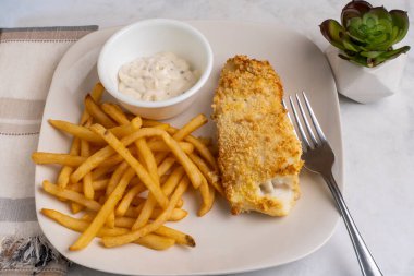 Kızarmış patates ve tarter soslu fırında mezgit.