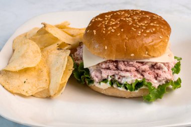  Marul ve İsviçre peynirli konserve jambon salatası ve patates kızartması.