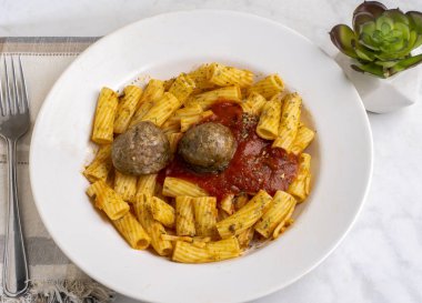 rigatoni üstü maydanozlu ve biberli İtalyan köftesi ve soslu., 