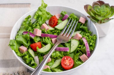 Salata, konserve jambon, salatalık ve domates karışımı., 
