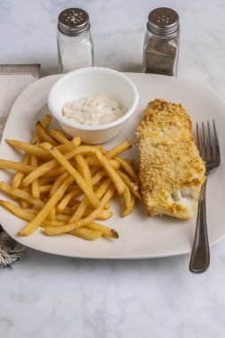 Kızarmış patates ve tarter soslu fırında mezgit.