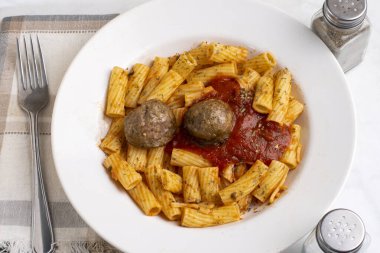rigatoni üstü maydanozlu ve biberli İtalyan köftesi ve soslu., 