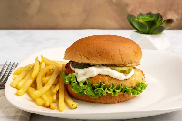 Salatalı somon burger, turşu ve tarter soslu patates kızartması.