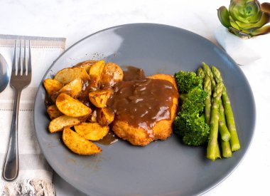 Sos soslu tavuk göğsü brokoli ve kuşkonmaz.