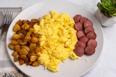  Çırpılmış yumurta, peynirli sandviç ve patates kızartması.